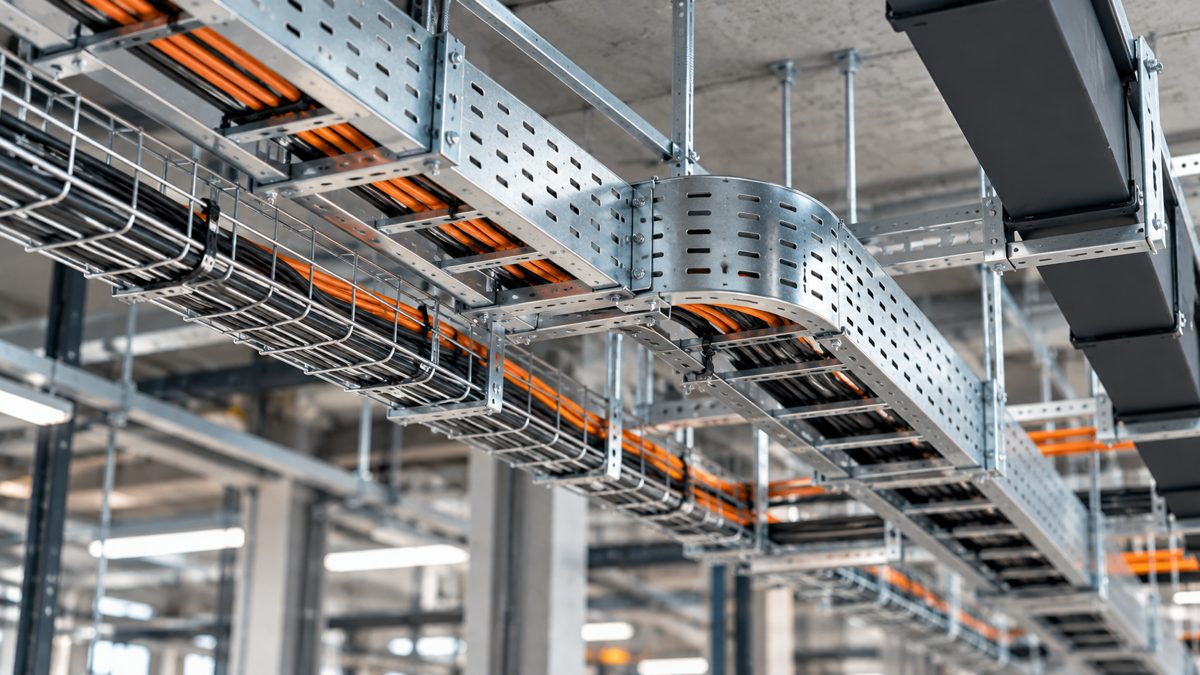 Bandejas portacables metálicas con cableado en una nave industrial